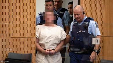 الشرطة تقتاد الإرهابي الأسترالي تارنت إلى قاعة المحكمة
